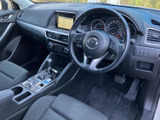 運転席まわりはメーターや画面を見渡しやすく、前方の視界も広く感じられます。座面にはゆったり腰掛けられ、手の届きやすい配置と落ち着いた色合いで、毎日の移動も快適です。