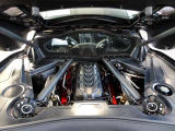 コルベットの心臓部であるミッドシップV8エンジンルームの美しい造形とメカニズムの特徴が確認できます。エンジン上部を覆うインテークマニホールドカバーは、「CORVETTE」のシルバーの文字が刻印されています。