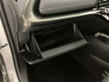 グローブボックスは余裕のある広さです!メンテナンスノートや車検証、ちょっとしたメモと筆記用具等を入れておくとあればもしもの時にも便利ですね。