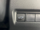 【ブラインドスポットモニター】走行中、ドアミラーの死角になりやすい箇所に後続車が接近するとサイドミラーのレンズに警告を表示!ドライバーに注意喚起をしてくれます。