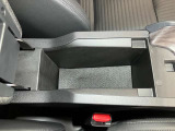 アームレストの中にも収納スペース!運転席周りをすっきり保てます!