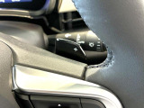 アダプティブクルーズコントロールは、フロントバンパーのレーダーセンサーを使用し、前方の車両の加減速に応じて自動的にスピードを調節、車間距離を維持します。