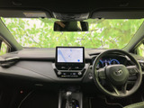 運転席から前方を見渡しやすく、視線の先にナビ画面やメーターが自然に収まる配置です。シートは身体を預けやすい形状で、日々の移動も落ち着いて過ごせます。清潔感のある室内も魅力です。