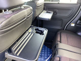 運転席と助手席の背面には、簡易テーブルを装備。ドリンクホルダーも付いています。