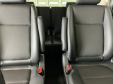 車外に出なくても運転席から3列目シートまで移動が可能です。子育てや荷物が多いときなど利便性が高いです
