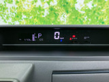 運転席前方に表示がまとまり、速度やシフト位置などをひと目で確認しやすいレイアウトです。必要な情報を運転中にも見つけやすく、日々の運転をサポートする使いやすい配置です。