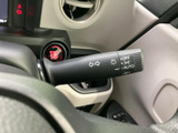 レバー上の表示は文字や記号で示され、運転席から視認しやすい配置です。周辺には各種スイッチ類もまとまり、機能の豊富さを感じられる操作環境で、日常の運転を支えてくれます。