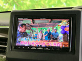 テレビ映像を楽しめる画面を備えており、停車中の待ち時間も快適に過ごせます。画面が見やすく、操作メニューも手元で確認しやすい配置です。