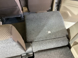リアシートは簡単に倒すことができるので、ラゲッジルームも広がります。
