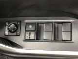 パワーウィンドのスイッチです。運転席に座りながら、助手席や後席の窓を開け閉めできるので大変便利ですよ。