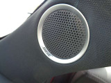 車内音響に合わせてチューニングされた専用スピーカーのBOSEシステム。奥行きのある澄んだ音と驚きの臨場感で、移動時間をプレミアムな音楽空間へと進化させます。
