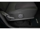 運転席シートリフター装備!シートの上下調整で運転操作の視界を確保できます。