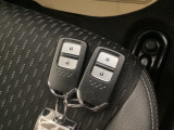 家族やパートナーと個別に持てるため、貸し借りの手間がなくスムーズに乗車できます。また、メインキーを自宅に置いたまま、もう一方をサブとして常に鞄に入れておけるため、持ち出し忘れを防げる点も便利です。
