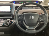 【ハンドル】運転にかかわる様々な操作を安全に行えるように視点移動が少なく操作性に配慮されたスイッチ類が凝縮されたコックピットです。