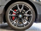 BMWの純正アロイホイールは軽量かつ強度にも優れているホイールで走行性能を引き上げる設計になっております。足元にもBMWは妥協がなくこだわっている個所になります。
