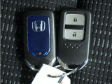 ◆スマートキー◆カギをバッグやポケットに入れたままでもドアロックの開閉ができる『スマートキー』付き!雨天や暗くなってもカギを取り出す必要がなくドアの開錠&エンジンも始動できます