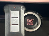 【インテリジェントキー】カバンやポケットに入れたままでもドアの施錠・解錠が可能なスマートキーを装備。エンジンのオン・オフ時もカギを取り出す必要が無いからとっても便利です♪