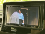 車内の画面でテレビ映像を視聴でき、停車中の待ち時間も過ごしやすくなります。目的地での休憩など、車を停めている間に映像を楽しみたい方にうれしい装備です。