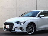 ●Audiが最初に採用したLEDポジショニングランプ。シャープなラインで昼間でも点けていたいと思うほど上品でオシャレです。夜間走行時はさらに目立ちます!