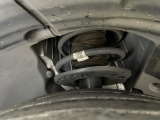 気になる中古車の下廻り。もちろん、納車時には整備スタッフによる点検を実施致しますので安心してご購入いただけます。