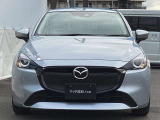 精悍な表情のMAZDA2のフロントマスク。夜間も遠くまで明るく照射するLEDヘッドライトを装備し、視界の確保はもちろん省電力性にも優れています。スタイリッシュなデザインと安心の走りを届けます。