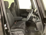 女性でも運転がしやすいように、シートの高さ調整機能(シートリフター)がついています。運転席と助手席の間が空いている為、助手席側への移動がスムーズです。交通量の多い道でも助手席側から乗り降りができます。