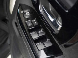 【シートハイトアジャスター】運転席の座面を上下できるハイトアジャスター付きでご家族やお友達とシェアできてロングドライブも楽々です。