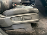 パワーシートを装備!スイッチ操作でシート位置や背もたれの角度などを細かく調整でき、自分に合った運転姿勢に合わせやすいのが魅力。力を使わずスムーズに調整できる、上質で便利な快適装備です。