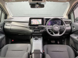 運転席周りになります。内装色はブラックです。