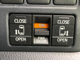 【両側パワースライドドア】スマートキーや運転席のスイッチで後席両側スライドドアの開閉が可能♪電動だから力を入れてドアを開ける必要が無く、小さなお子様でも簡単に開け閉めでき快適です♪