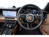 ステアリングは、ドライバーが車両と一体になるような操作感を味わえる、911らしいスポーティーなデザインが特徴です。視認性に配慮されたメーターパネルと合わせて運転に集中しやすいコックピットを形成しています