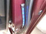 ドアの開閉に連動して点灯するセーフティイルミネーションです!運転席側からの乗降時に後方からくる車やバイクへの注意喚起に役立ちます!