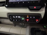 車内の温度を快適に調整するオートエアコンが装備されております。