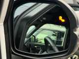 【ブラインドスポットインフォメーション】走行中死角になりやすい自車の斜め後方車両を検知し、ドライバーへ注意を促すことで運転負荷を軽減する機能です