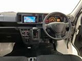 運転席周りのレイアウトをご覧ください。ナビゲーションが綺麗に装着されすっきり収まってますね!
