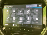 タッチ画面にはナビメニューが表示され、目的地や周辺施設などを選ぶ項目が並びます。画面上の表示を見ながら操作でき、行き先を設定する際にも内容を確認しやすい装備です。