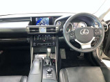 運転席周りのレイアウトをご覧ください。ナビゲーションが綺麗に装着されすっきり収まってますね!