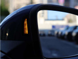 サイドアシストを搭載。後方から接近する車両を検知し、車線変更をサポートします。