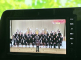 テレビ映像を楽しめる画面を備えており、停車中の休憩時間などに番組を視聴できます。目的に応じて画面表示を切り替えられ、車内で過ごす時間を快適に活用できます。