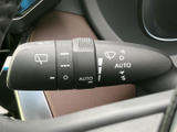 レバーにはワイパー関連の表示やAUTOの表記があり、設定を確認しながら扱えます。天候の変化に応じた操作に役立ち、日常の運転をサポートしてくれます。