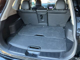 バックドアは大きく開きます。定員乗車時でも十分広いラゲッジスペースを確保しています