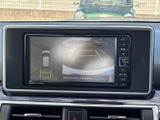 後方の様子を画面で確認しながら駐車でき、車庫入れや狭い場所での取り回しをサポートします。ガイド表示も備わり、周囲を確認しながら慎重に駐車したい場面で便利です。