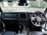 運転席の視点が高いため、一般車では見れない景色が広がります。