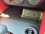 運転席近くUSB電源ソケットが装備されており便利です。