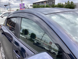 アクリルバイザー付で雨の日の換気もOKです!