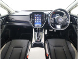 視界の良さが魅力の運転しやすいコックピット。シンプルで操作性に優れたインパネデザインと、SUBARUならではの安全性能への徹底したこだわりが光る視界設計です。