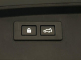 【パワーバックドア】スマートキーや運転席のボタンを押すだけでリアゲートが自動で開閉します!荷物を持っている時や、高い位置にあるバックドアを閉める際に便利な機能です♪