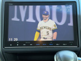テレビ映像を画面で楽しめる装備です。停車中の休憩時間などに番組を視聴でき、待ち時間もゆったりと過ごせます。見やすい位置に画面があり、操作もしやすい配置です。