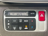 【オートエアコン】一度お好みの温度に設定すれば、車内の温度を検知し風量や温度を自動で調整。暑い&hellip;寒い&hellip;と何度もスイッチ操作をする必要はありません。快適な車内空間には必須の機能ですね♪