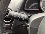 レバーをAUTOの位置にしているとき、レインセンサーが雨を感知すると、雨量に応じてワイパーが自動で作動してくれるオートワイパーを装備!設定変更で非作動にすると、間欠作動に固定されます。